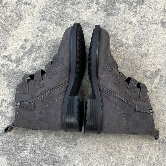 New Aerosoles Aware Arezzo Buckle Ankle Boots Booties Grey Gray Moto Sz 5 - Picture 6 of 16